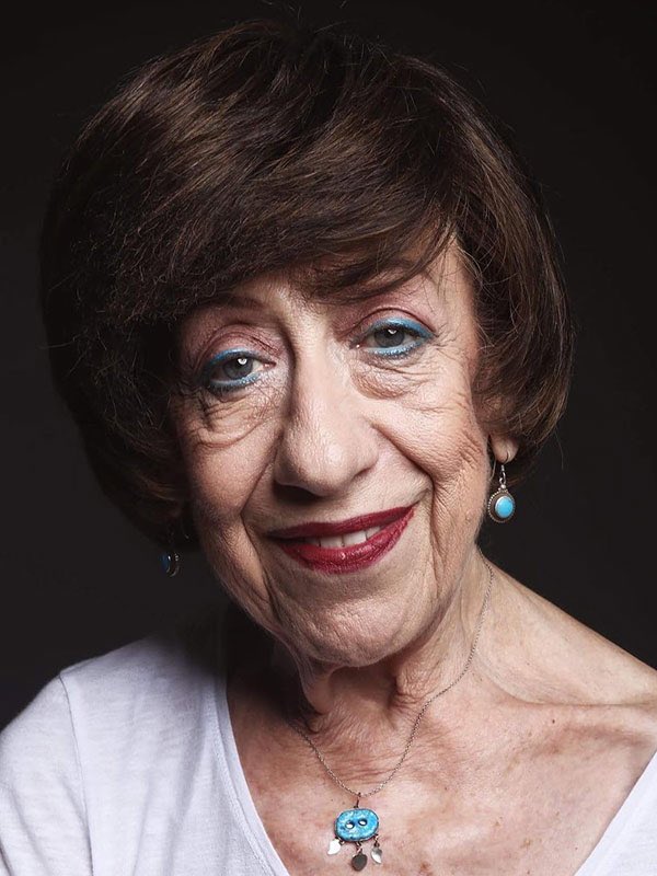 Baş eğmez, sözünü esirgemez, nevi şahsına münhasır, dünyalar tatlısı, değerli sanatçı Ayşen Gruda’yı kaybetmişiz. Gençliğimizin en hoş hatıralarını da alıp gitmiş oldu. Gülüşler yarım kaldı...
Nur içinde yatsın... Mekanı cennet olsun.