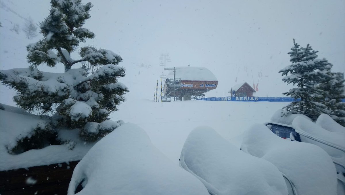 Peyragudes's tweet photo. ❄️ ALERTE POUDREUSE ❄️ Livraison en cours de neige fraîche à #Peyragudes! Déjà 50 cm tombés en haut des pistes, 60 sont encore prévus! #NPY #jeskiezen https://t.co/NeZL7CcIsJ