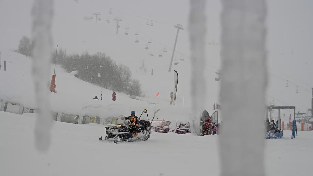 Peyragudes's tweet photo. ❄️ ALERTE POUDREUSE ❄️ Livraison en cours de neige fraîche à #Peyragudes! Déjà 50 cm tombés en haut des pistes, 60 sont encore prévus! #NPY #jeskiezen https://t.co/NeZL7CcIsJ