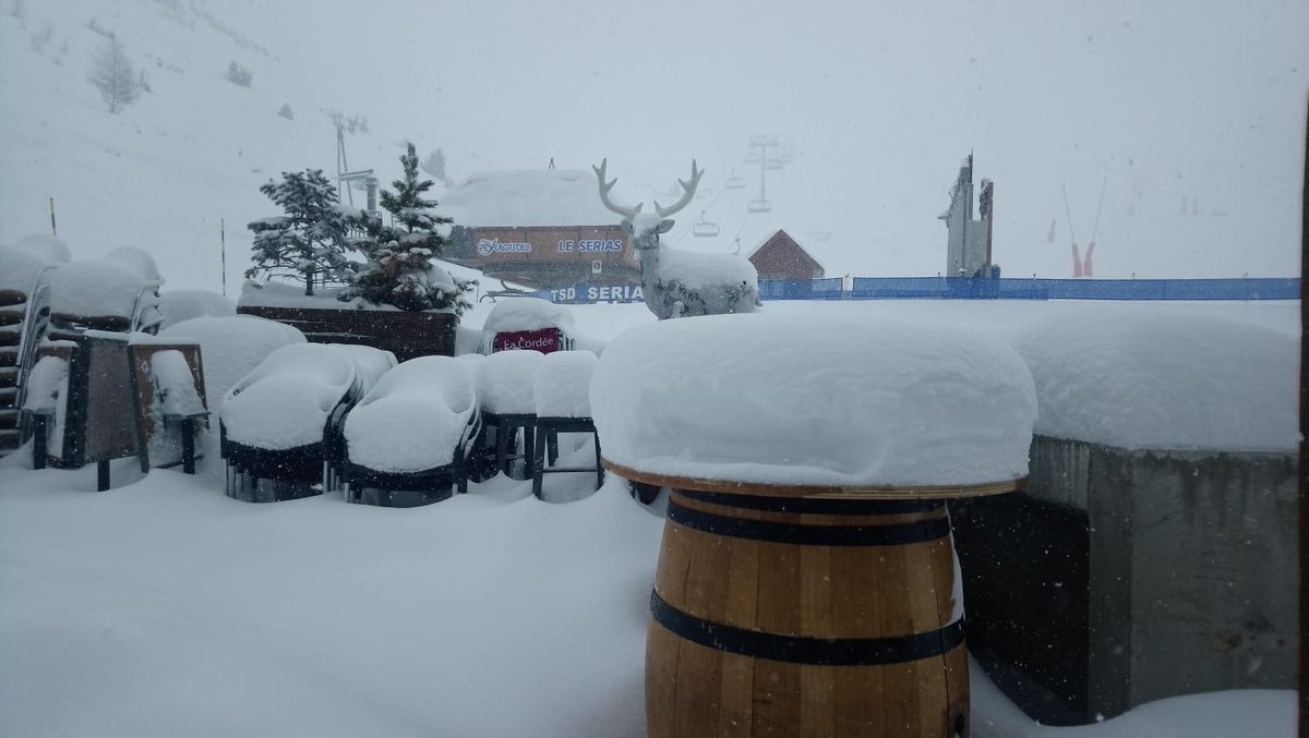 Peyragudes's tweet photo. ❄️ ALERTE POUDREUSE ❄️ Livraison en cours de neige fraîche à #Peyragudes! Déjà 50 cm tombés en haut des pistes, 60 sont encore prévus! #NPY #jeskiezen https://t.co/NeZL7CcIsJ