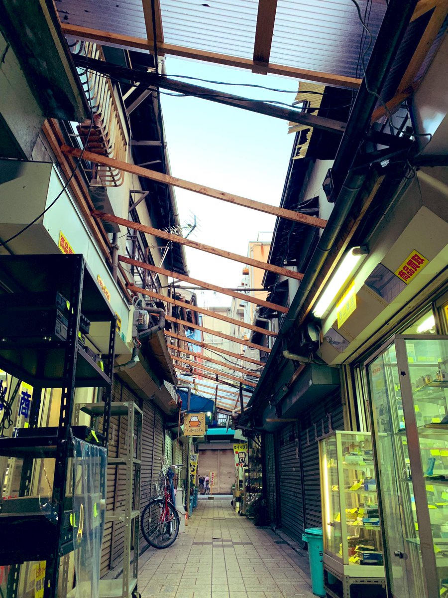 日本橋商店会 Twitter પર 屋根取り除いたら なんか明るくなったよー 一気にアングラ感無くなった なんだろこのさわやかな路地裏w 日本橋商店会 木曜定休 やってるお店もあるので各店に確認 大阪日本橋 路地裏 アングラ 脱出 オタロード と でんでんタウン の