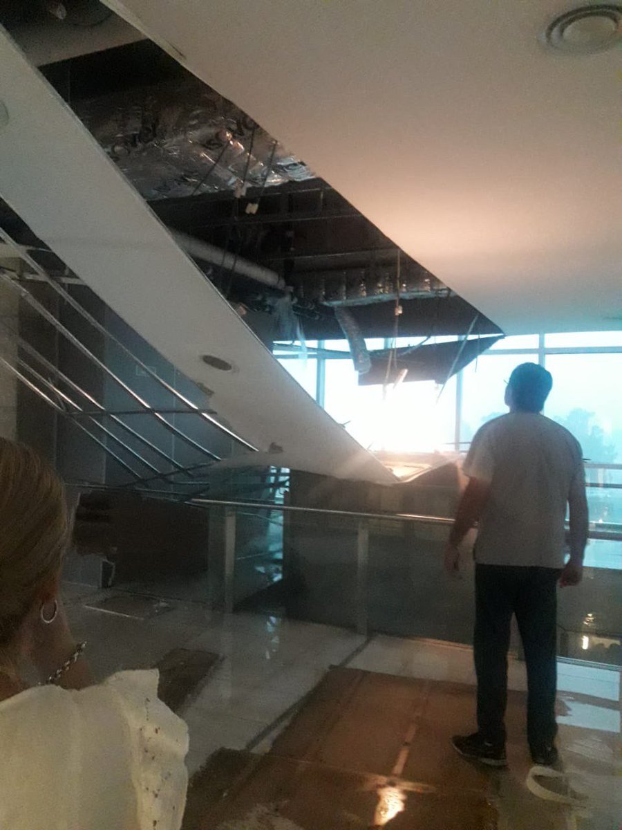 _vivaperon's tweet photo. se cayó el techo en el CEMAFE, obra realizada por el gobierno "socialista" de @MiguelLifschitz y @AntonioBonfatti DIRIGENTES CORRUPTOS, MENOS DE UN AÑO DE TERMINADO Y POR UNA LLUVIA DE MEDIA HORA COLAPSÓ UNA OBRA CON LA QUE SE COLGARON LAURELES.
#CronicaAnunciada #BuenMiercoles https://t.co/6dAahIPBmD