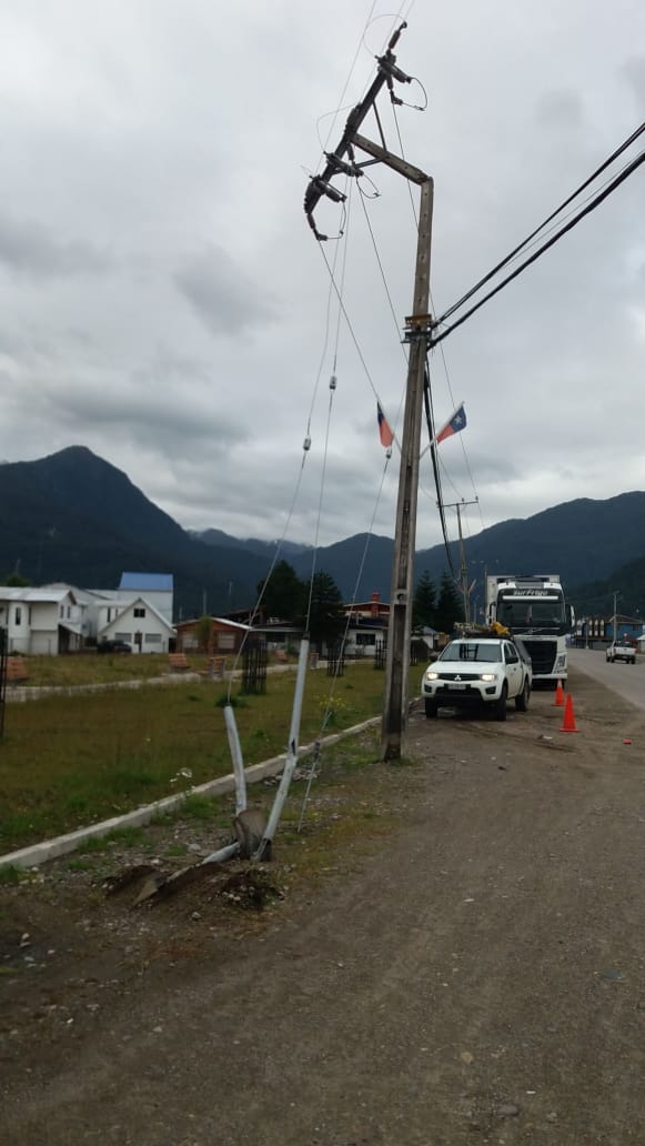 Edelaysen's tweet photo. Informamos #ChoqueAPoste en #Aysen, sector involucrado Puerto Chacabuco. Personal técnico se encuentra en terreno realizando faenas de reposición del servicio. Horario estimado de normalización será comunicado por este medio. https://t.co/naZNIIZE1u