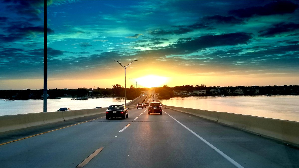 GCNNow's tweet image. Wow!!!! 😍😍😍

Check out this AMAZING photo sent in to us from viewer Charlie Robbins, taken from atop the Cape Coral Bridge! Thank you for sharing!