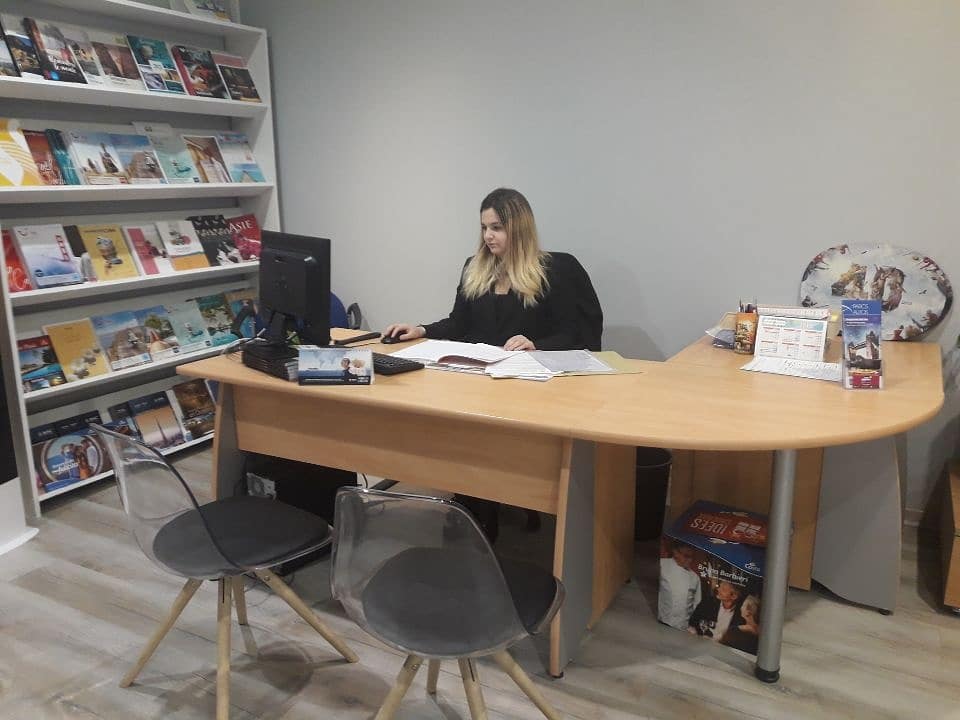 BTSTourismeAlbi's tweet photo. Première expérience en agence de voyages 🌍 pour Clarisse #touracovoyages #tourcom #travelagency #limoux #audetourisme #btstourisme #training #trainingperiod #professional #stage @acTlseEG https://t.co/W1W1DVYsNE