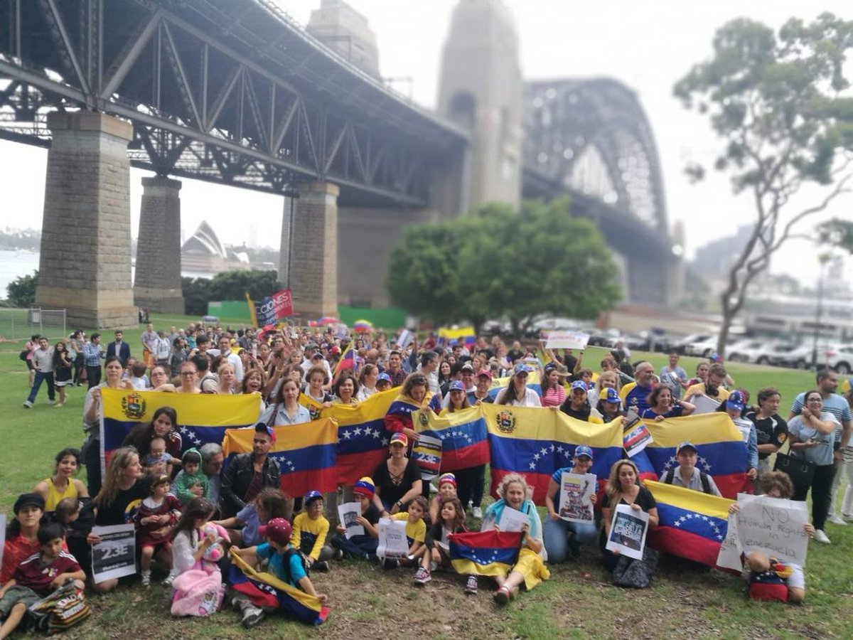 ElNacionalWeb's tweet photo. [FOTOS+VIDEO] Venezolanos protestan en Australia en contra de Maduro https://t.co/K1K6o76PFh  https://t.co/5AyEASlNtm