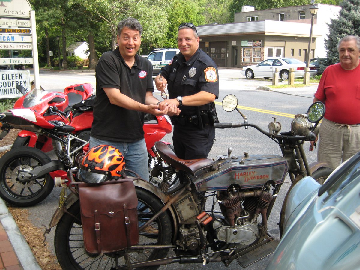 BuzzKanter's tweet photo. Pre-ride "break in" takes a new meaning! Before riding my 1915 @harleydavidson coast to coast ross country in 2010 on the 1st #MotorcycleCannonball on Team @AmericanIronMag. #HarleyJD #antiqueHarley #classicHarley @BuzzKanter #rustyHarley https://t.co/ySwrHY6unK