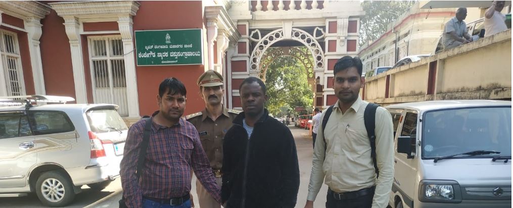 अमेरिका में जॉब दिलाने के नाम पर 22 लाख रूपये की ठगी करने वाले नाइजीरियन युवक को <a href="/cccinoida/">Cyber Cell Noida</a> #NoidaPolice द्वारा गिरफ्तार कर भेजा जेल, कब्जे से घटना में प्रयुक्त दो मोबाइल, दो लैपटॉप बरामद <a href="/Uppolice/">UP POLICE</a>