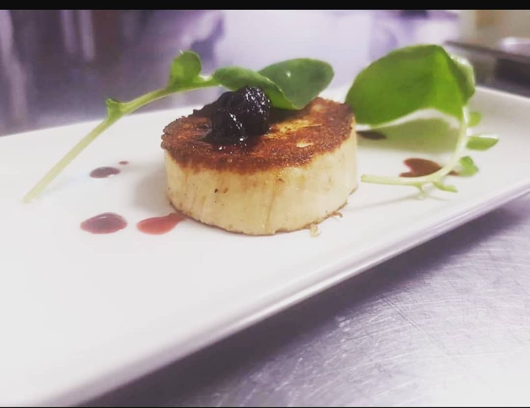ChefDaniel93's tweet photo. Seared chicken and kidney roullade with berry compote. #chef #food #ireland #cheflife #chicken #kidney #roullade #goodfood https://t.co/npIpoepVBY