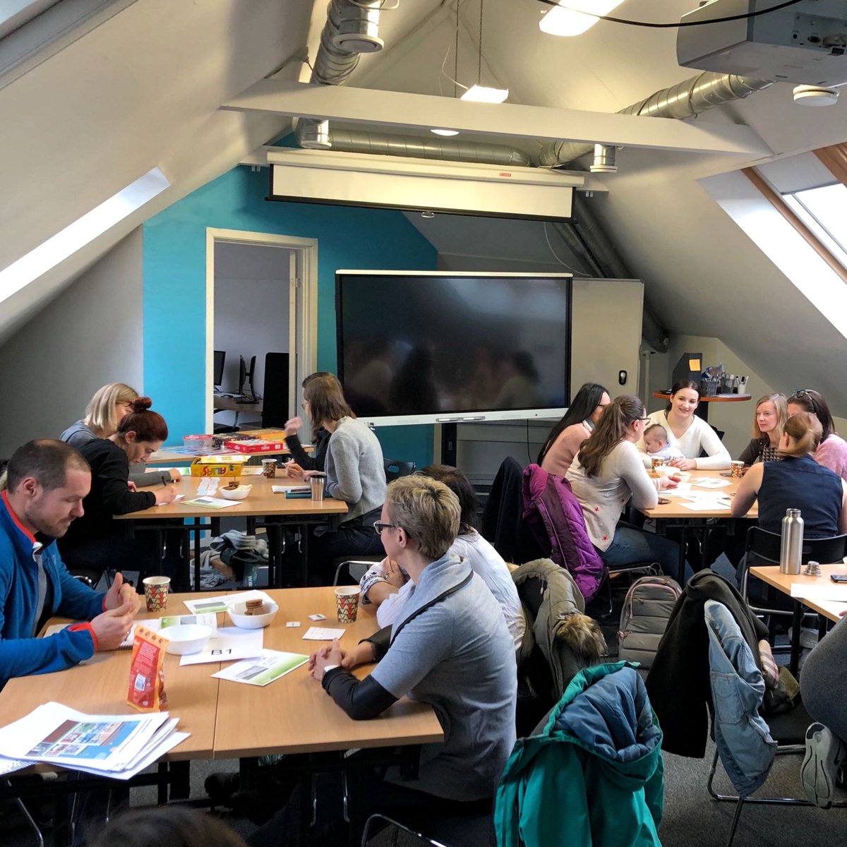 Det var fullt hus og stormende jubel på språkkafeen i Stavanger i går! ⭐️ 
Hos oss er alle velkomne og vi etterlever virkelig det norske ordtaket om at "Den må tidlig krøkes som god krok skal bli" 🤩🤩🤩
#startyoung #prakctismakesperfect #languagecafe #norkskurs #norsk