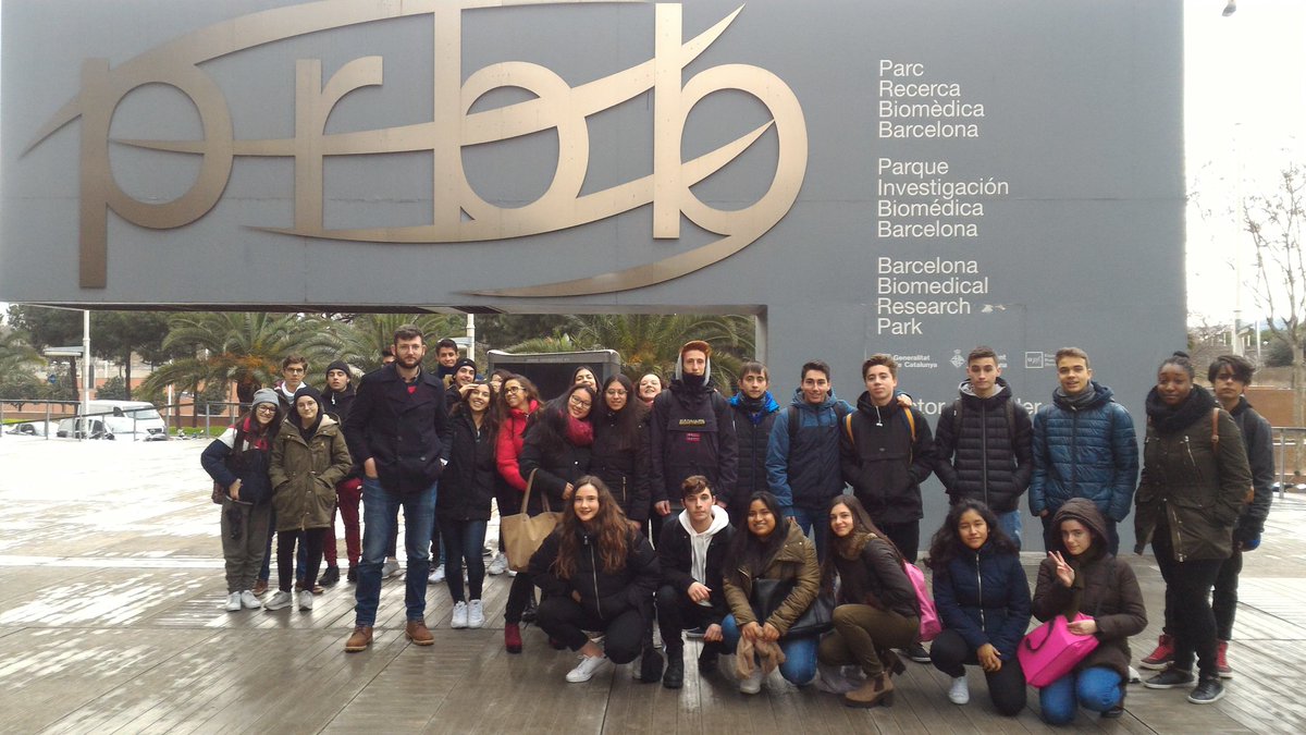 mmart746's tweet photo. Bacteris, comunicació, quorum sensing, hackeig, ordinadors pudents, perspectives, carrera cièntífica, espectatives i realitats... A @the_prbb alumnat de 1r i 2n de #Biologia #Batxillerat xerrada Hackeando la comunicación bacteriana amb @drtoscano #ISEulàlia #ISE1819 #BioBAT https://t.co/HiTMJtHRY3