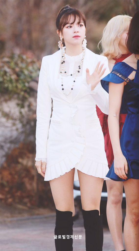 Foymina's tweet photo. #TWICE #트와이스 #JEONGYEON #정연
#twiceapparel 
#LOVERFRIEND
FUTURE WAVES 블레이저 원피스
https://t.co/0lk3Jw6hTU https://t.co/gOBGsp7vgH