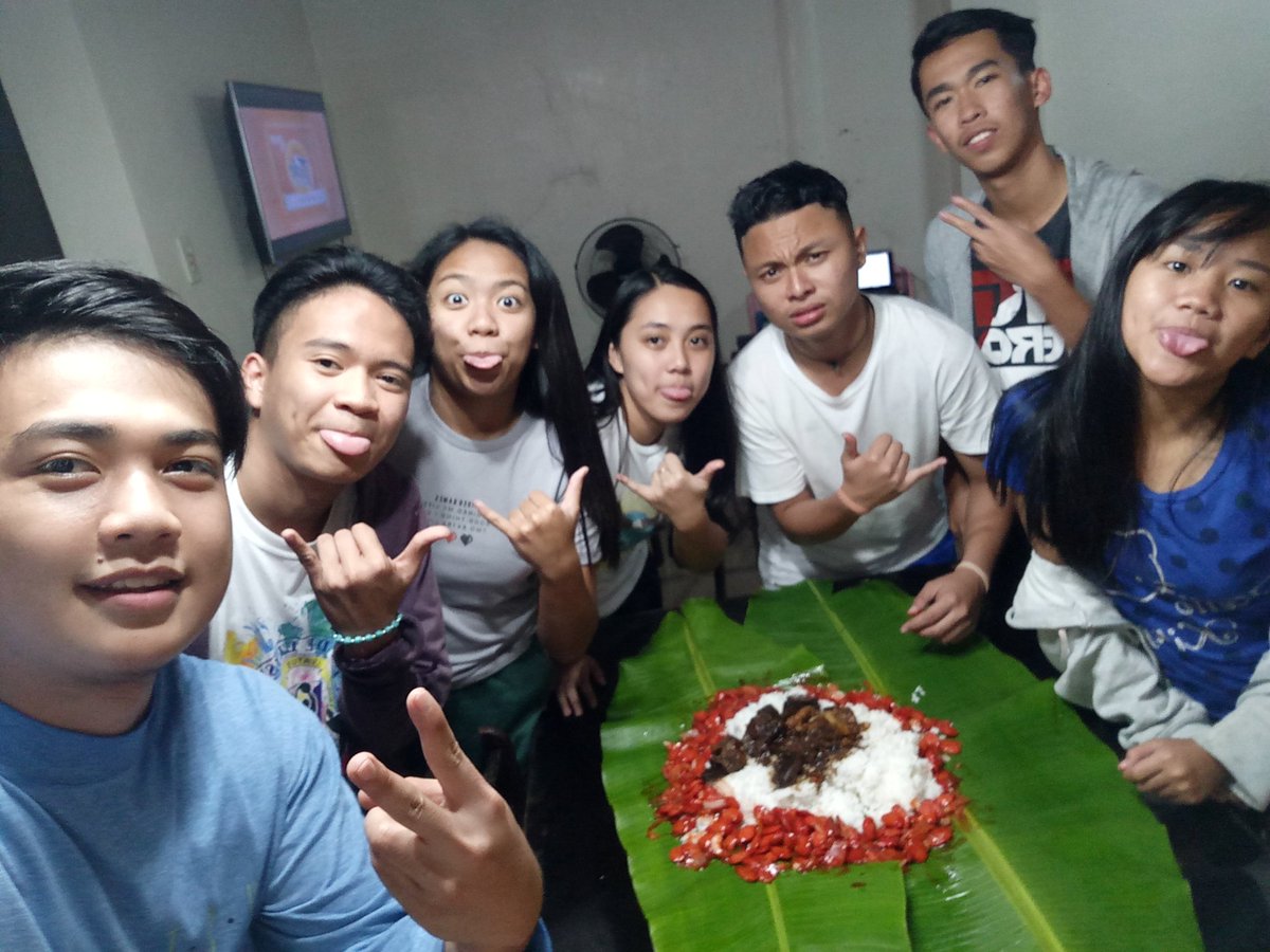 gab_montalbo's tweet photo. Boodle fight muna para magkalaman ang tiyan este utak pala hahahahahaha LAVAAARRNNN HANGGANG HULI!! #thesismates https://t.co/nEM8VGBtKk