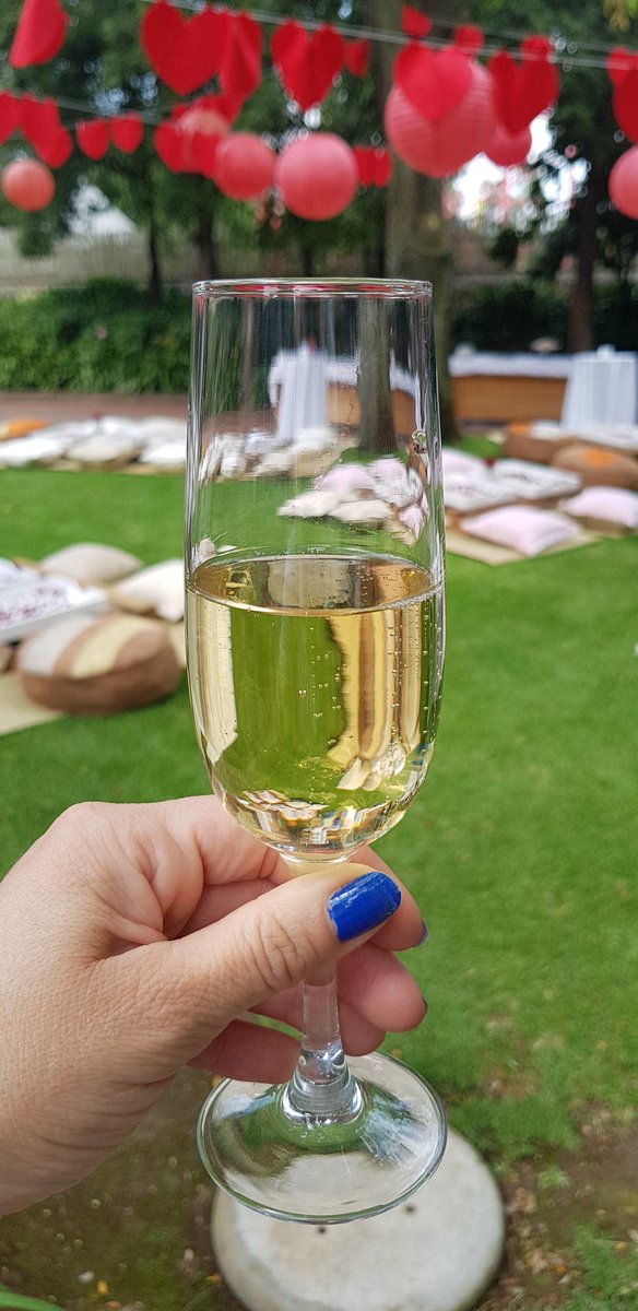 MNet's tweet image. A bubbles and dessert pairing because #FindingTheOne is all about the perfect pair 💕#MNetCaseFile 🍾