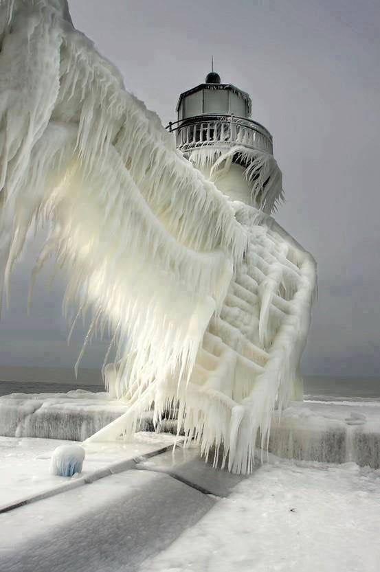 Faro congelado en Noruega.