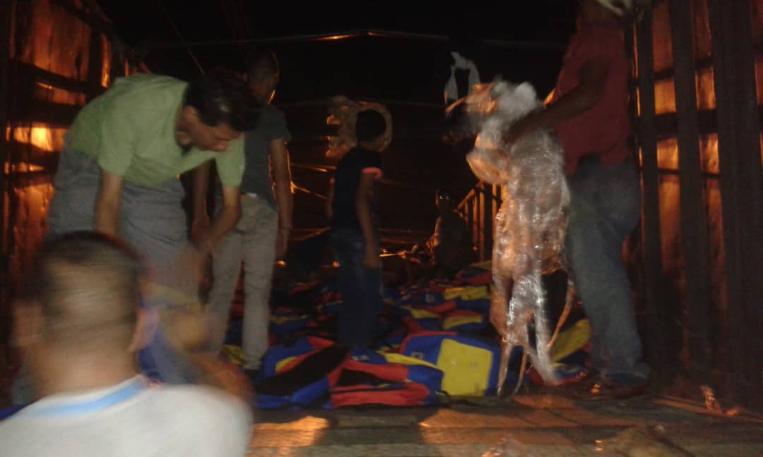 🎒📚✏| Llegaron al municipio #Páez los #MorralesEscolares nuestros docentes, supervisores comprometidos con el bienestar de nuestros niños descargan utiles escolares y bolsos. Gracias a las politicas educativas del Pres. <a href="/NicolasMaduro/">Nicolás Maduro</a> Gob. <a href="/rafaelcalles/">Rafael Calles</a> @MPPEDUCACION