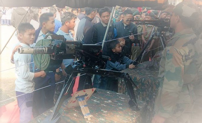 proshillong's tweet image. #KnowyourForces Spearhead Div of @adgpi organised display of Military weapons, equipments &amp;amp; vehicles at Jawaharlal Nehru College in Pasighat #ArunachalPradesh.

A stall was also established to provide information on various entry schemes to join the Armed Forces.

@easterncomd