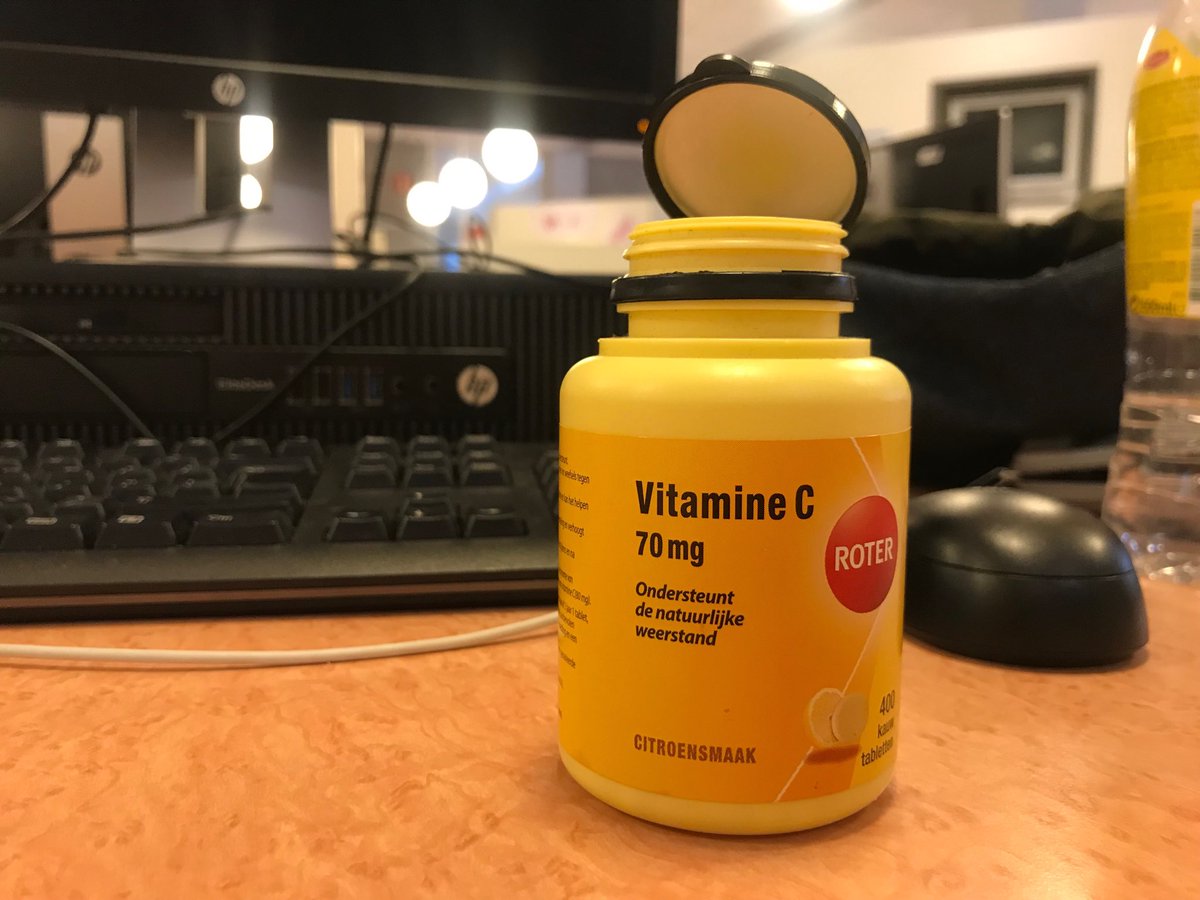 sanvansteen's tweet image. Hoestend en proestend ploegen tweedejaars van de ⁦@FHJTilburg⁩ zich door hun tentamens en laatste week op De Nieuwsredactie, op de been gehouden door één potje voor allen.