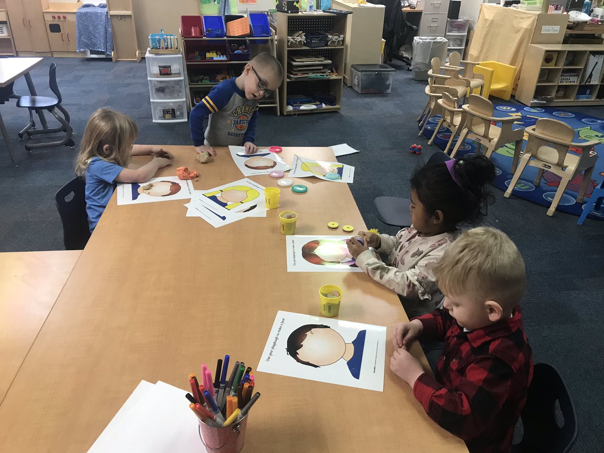 MsHadleysClass's tweet image. Learning about our emotions through play doh play! Lia even made corneas and teeth! And Mrs. Frannie teaches us how to be happy with her special emoji mask! #learnthroughplay #LEEBabyHawks