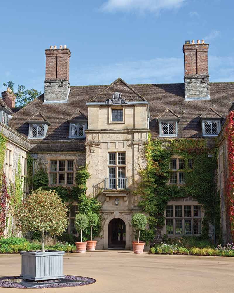 RibbonInJournal's tweet photo. This hotel in England was dubbed “good enough for the queen”. Get a tour and find out the history of this Welsh manor here: https://t.co/Wwr9OnDB8W https://t.co/E9j1O0doN5
