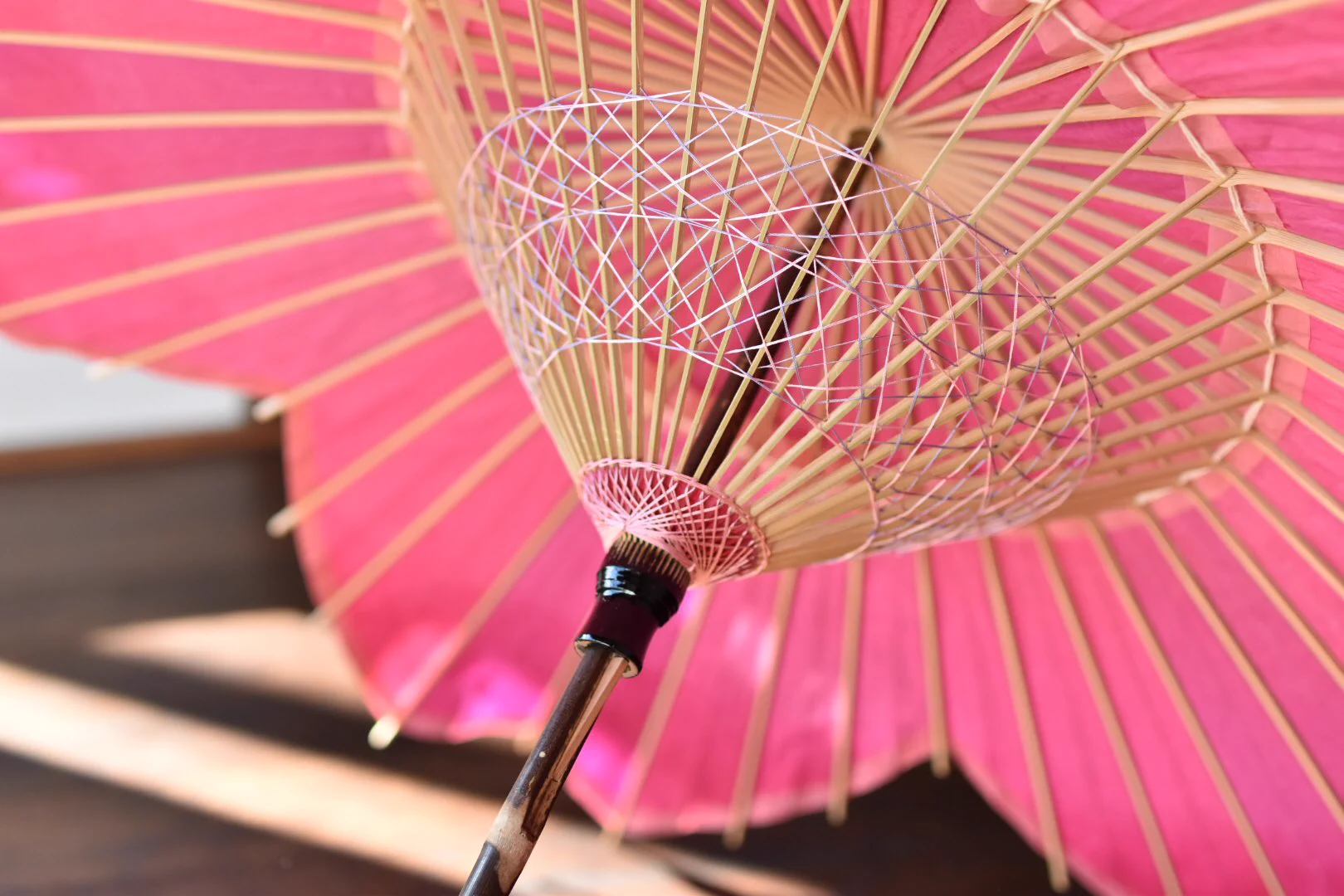 素晴らしい日本の技術！桜型の和傘を有名ハリウッド女優にプレゼント