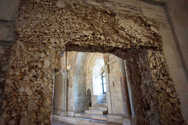 SiestoFelipe's tweet photo. Built in the 1240s by the Emperor Frederick II Hohenstaufen, the builiding was believed to be alternatively a hunting lodge, a citadel, or a structure somewhat related to astronomy. It turns out that the real function of the castle might be much more esoteric and intriguing. https://t.co/eGN5KJxriR