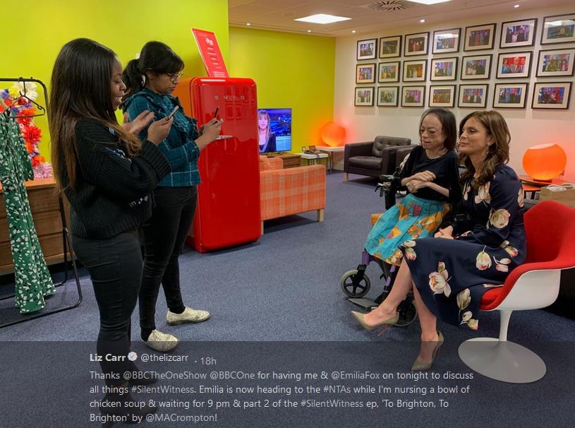 Nice <a href="/smeguk/">メグミ</a> FAB28 in the green room <a href="/BBCTheOneShow/">BBC The One Show</a> 🍊