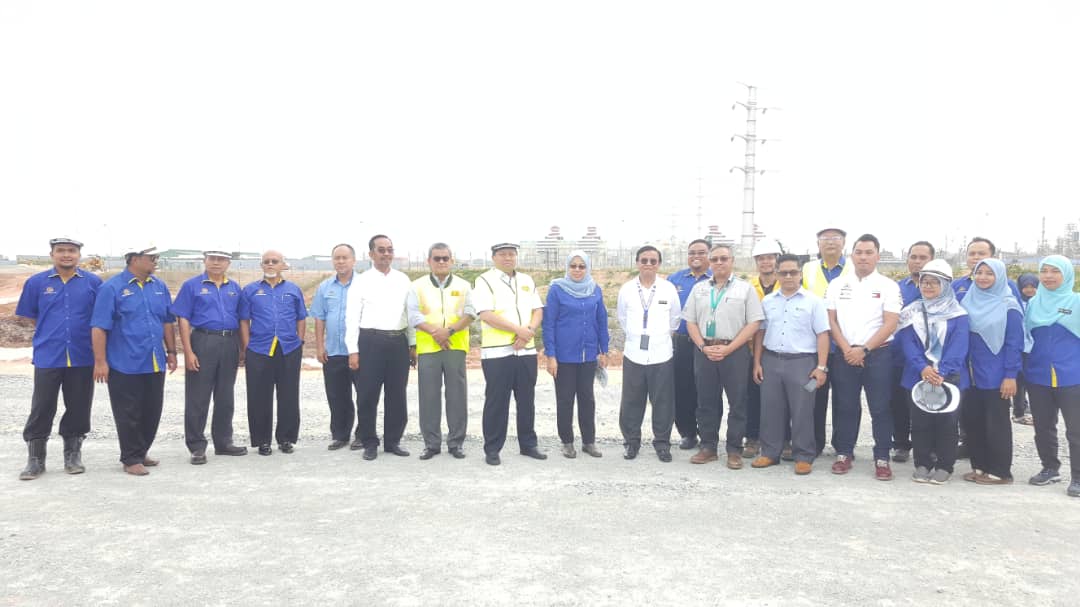 22 Jan 2019: YB TnHj Mohd Anuar Mohd Tahir, TimbMenteri KerjaRaya, being briefed by S.O during his visit to JKRPIPC project sites. Also present, YBTnHj MazlanBujang, EXCO KRJohor &amp; other stakeholders Tq@HjAnuarTahir@MOWorks
@RoslanMdTaha@tkpinfra@CawJalanJKR #ethical work culture