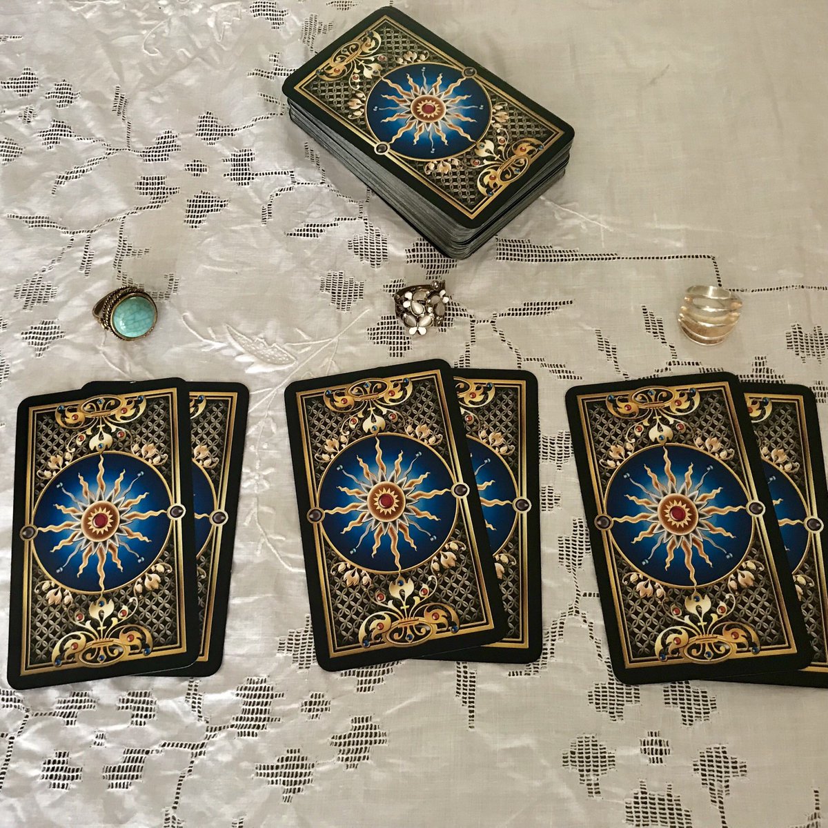 mat_girl's tweet photo. Essa tiragem é um conselho para VIDA AMOROSA, escolha uma das 3 opções! 1 - anel azul, 2 - anel borboleta, 3 - anel prateado. 
Serve para quem tá encalhado, casado, namorando, tb serve pra lance, triângulo, e quadrado amoroso! Amanhã posto o resultado, podem dar RT? 🙏🏼 #Tarot https://t.co/4UjJJSov0I