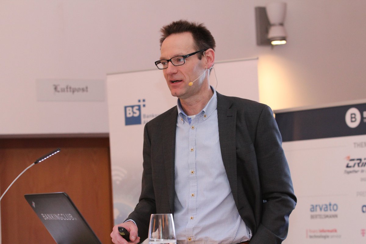 BANKINGCLUB's tweet photo. IP als Image-Aufwerter: "Ich gehe lieber zu Einer Versicherung, die meine Entschädigung in Echtzeit auszahlt", Ulrich Loof von der @dzbank über Use Cases von Instant Payments beim Endkunden | #bcngp19 https://t.co/WC0T2ozlFQ