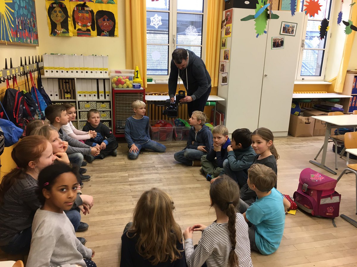 Heute war ein Kamerateam bei uns, um im Auftrag der Landeskirche ein Filmchen über den Reliunterricht zu drehen. Ich bin echt stolz auf die im Glauben so sprachfähigen Kinder.