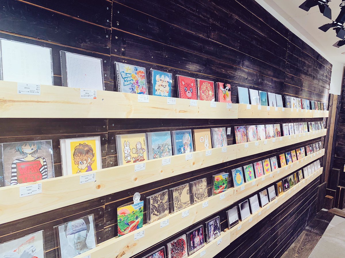 GloryTsubasa's tweet image. 結局ラストまでいました。21時まで空いてるって素敵。
明日も15時〜21時まで。明日はtsubasa.はいません。すいません。

次の在廊は最終日27日(日)になりそうです。

200点以上あるCD作品はもちろん購入可能です。めちゃくちゃリーズナブルなので是非ジャケ買い！！

#artlabomm