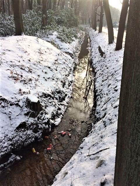 Waterlopen's tweet photo. Idyllisch beeld van de Zwarte Beek in #Kapellen in de sneeuw... wacht, wat? ๐ฒ๐ค๐ #zwerfvuil #indevuilbak #houhetproper https://t.co/2aGXcx3r0S