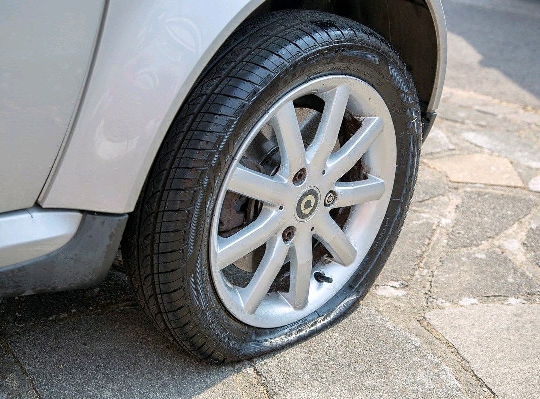 CarEssentials_'s tweet photo. What are the symptoms of a flat tyre? Here are just two of the them
1) Heaving steering 
2) The vehicle pulling to one side
#carmaintenance #vehiclemaintenance https://t.co/8LCEcyR4R6