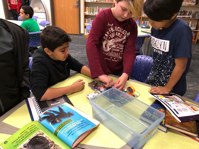 ourchiefsread's tweet photo. MakerSpace in the Library Learning Commons. Students making things. #ourchiefsread #HCSLibraryMedia https://t.co/PdrqvXmwB2