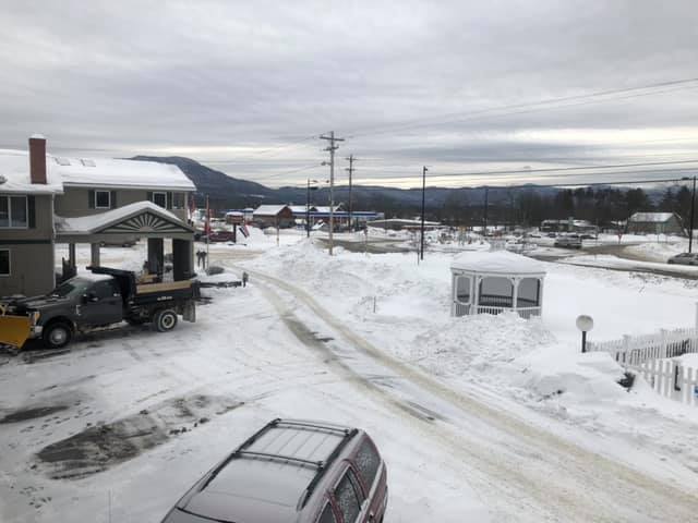 SunsetMotorInn's tweet photo. Got snow? We sure do! Located directly on the VAST trail, a popular cross country trail nearby, a Rail Trail for snowshoeing and centered between two major ski resorts. Winter actives for all at the Sunset Motor Inn. Call now to reserve a room and enjoy the snow around us! https://t.co/mOe9xz9Xgp
