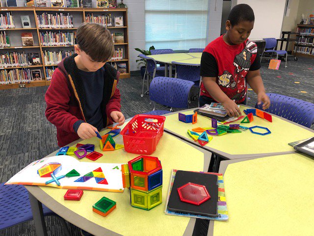 ourchiefsread's tweet photo. MakerSpace in the Library Learning Commons. Students making things. #ourchiefsread #HCSLibraryMedia https://t.co/PdrqvXmwB2