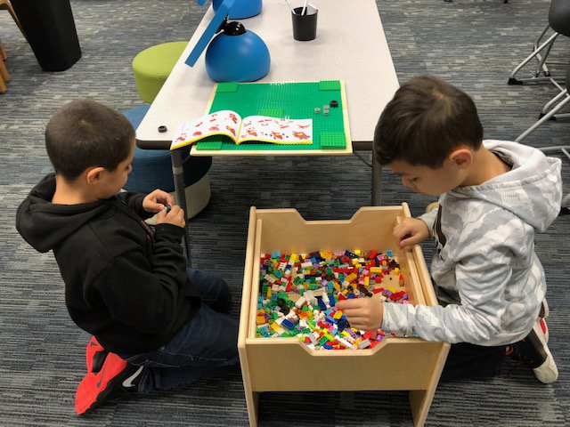 ourchiefsread's tweet photo. MakerSpace in the Library Learning Commons. Students making things. #ourchiefsread #HCSLibraryMedia https://t.co/PdrqvXmwB2
