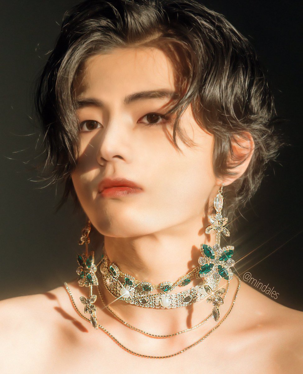 mindales's tweet photo. imagine Taehyung modeling fine jewelry @BTS_twt https://t.co/KPfJy8R1BC