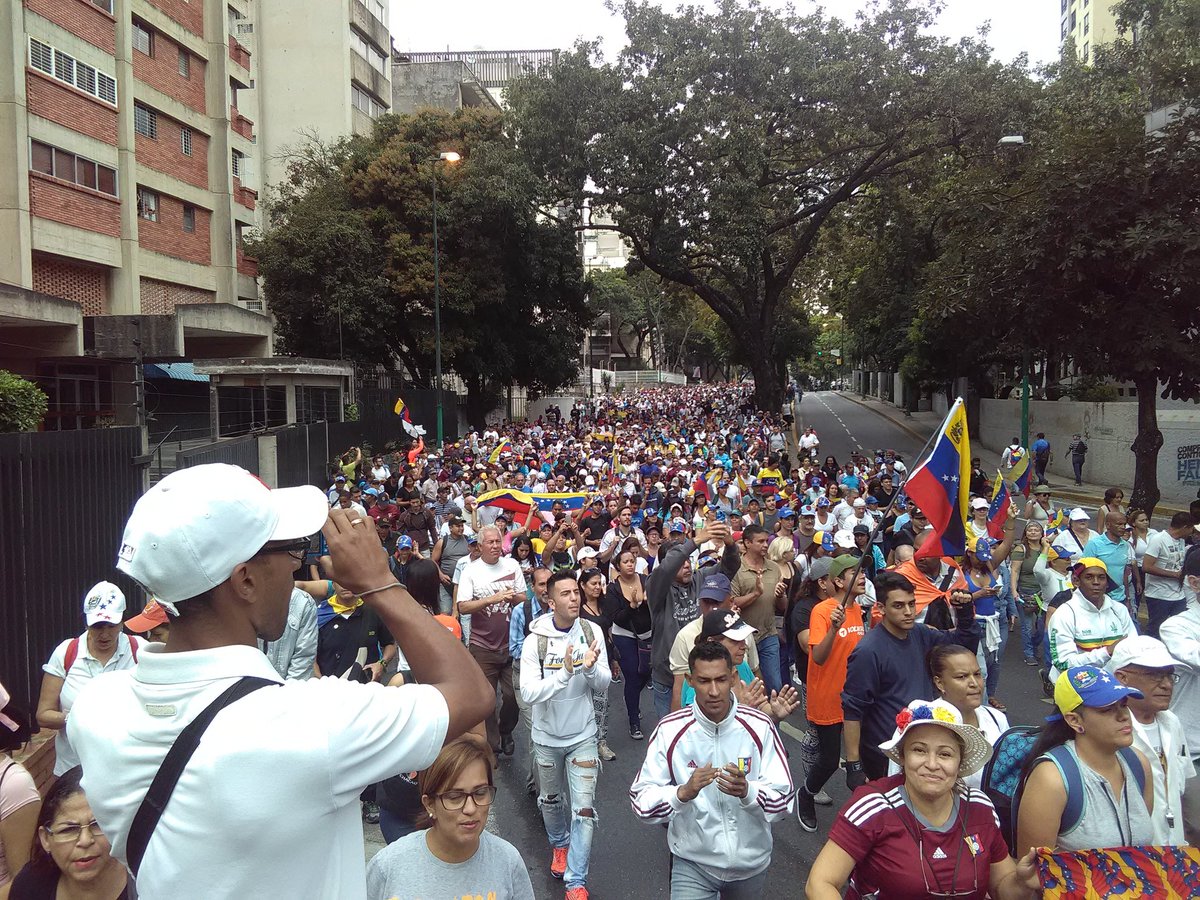 akaLuisSerrano's tweet photo. #23Ene 10:35pm A la altura de la iglesia Chiquinquirá, se incorporan vecino de La Florida a la marcha que salió de la Av Wollmer. https://t.co/CVmpDdacL1