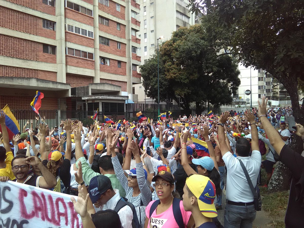 akaLuisSerrano's tweet photo. #23Ene 10:35pm A la altura de la iglesia Chiquinquirá, se incorporan vecino de La Florida a la marcha que salió de la Av Wollmer. https://t.co/CVmpDdacL1