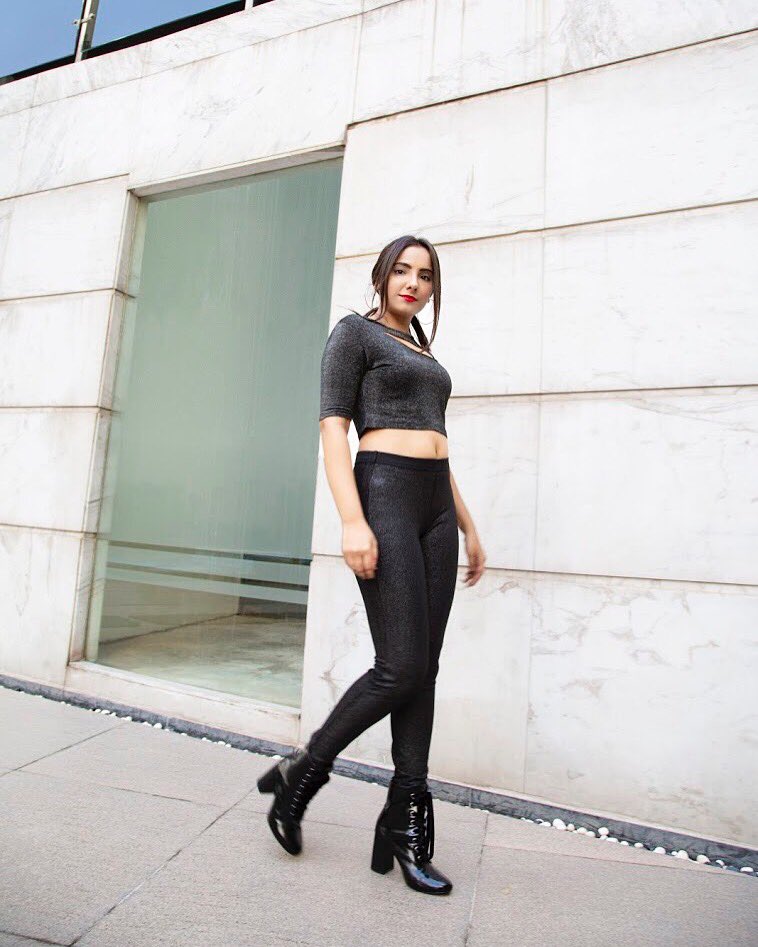 ModhaRiya's tweet photo. Current mood : All Metallic π€
Leggings : @FCUK_India
#ReeMode #OOTD #FashionBlogger https://t.co/KawS9konEZ