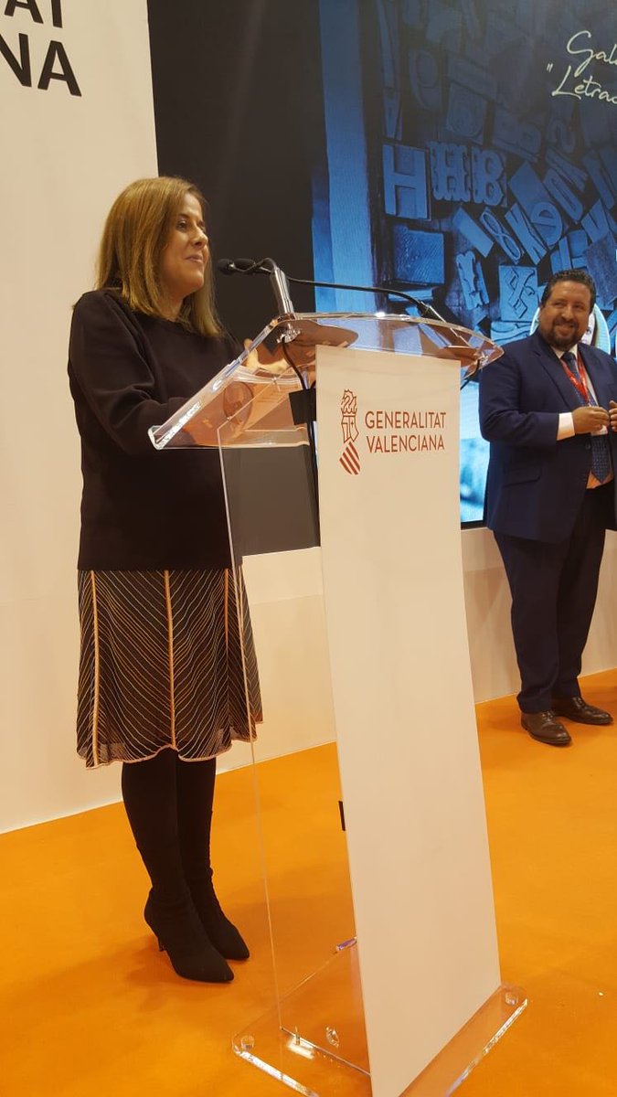 ¡Damos la enhorabuena a <a href="/CasanovasAnna/">Anna Casanovas</a>, autora de #BuenasIntenciones y ganadora del Premio <a href="/CastellonLdM/">Letras Mediterráneo</a> 2019 en la categoría de romántica con #CarolinaYLosValientes, que se publicará a mediados de año en <a href="/Titania_ed/">Titania</a>!