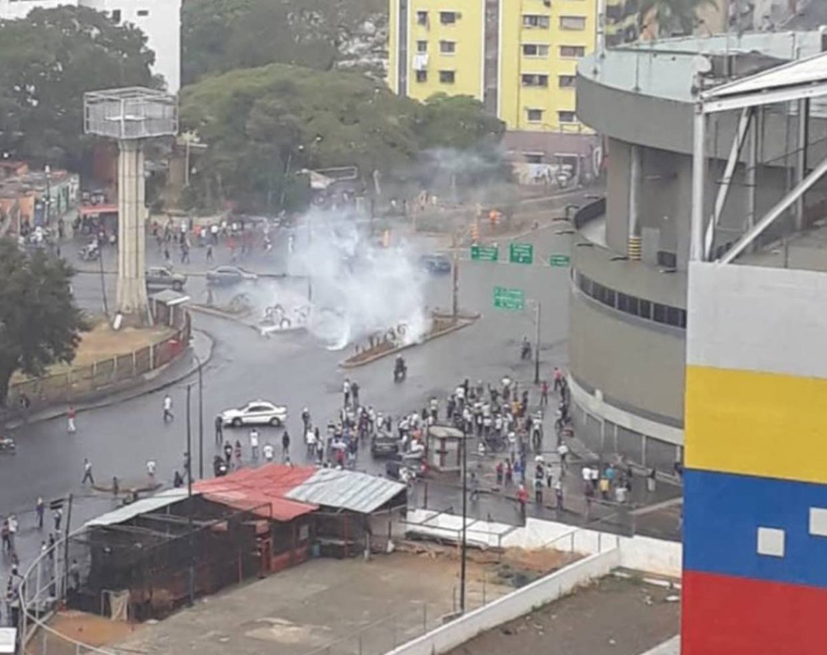 ElNacionalWeb's tweet photo. [AHORA] Reprimen a ciudadanos que protestan en La Vega https://t.co/t0tbf7ntCy  https://t.co/zWyQaeHMXJ