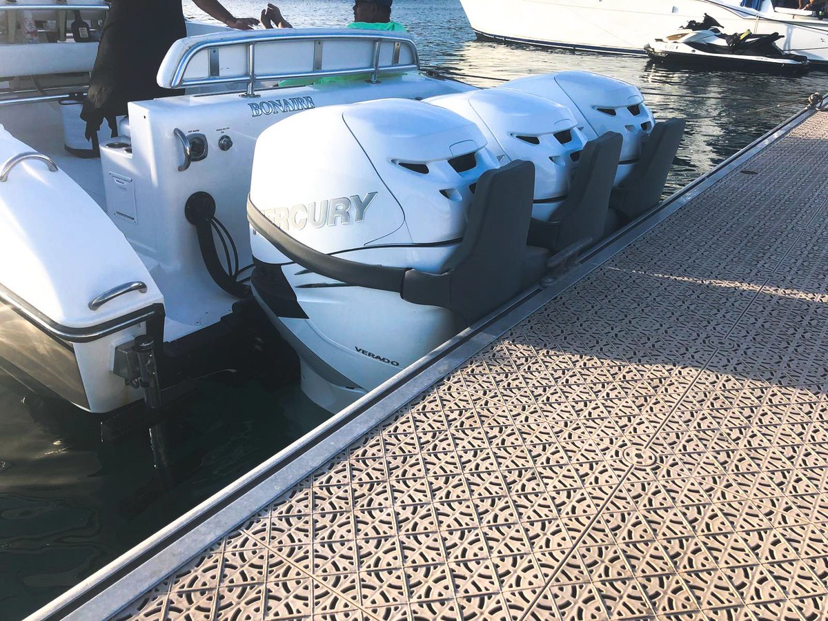 TheMotorMonkey's tweet photo. Some great photos from one of our customers in Curacao!  Beautiful boat and those grey Monkeys are doing exactly what they were designed to do.

Thanks for sharing, Elouise.

#fenders #outboard #mercury #fender #centerconsole https://t.co/g19TL8iQM4