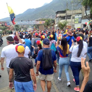 DxmoPZKWoAEFFHE?format=jpg&name=360x360 Milhares nas ruas contra Maduro. Quatro mortos