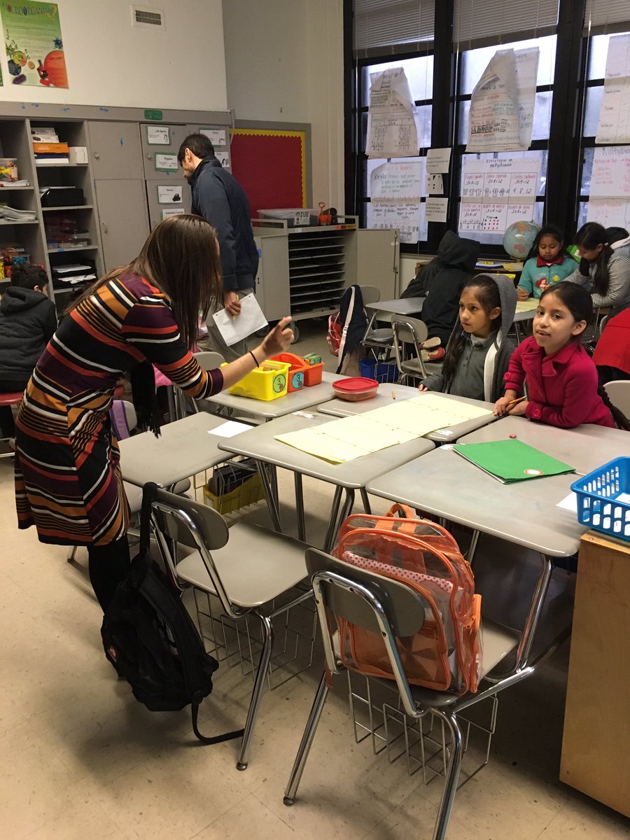 ortizteach's tweet image. Shout out to our Math Teacher Development Specialist @gmontem3 modeling an engaging lesson on fractions for our 3rd grade scholars! #PushItToTheNextLevel #ThePughWay #ICoachMath #ITeachMath #HISDMath