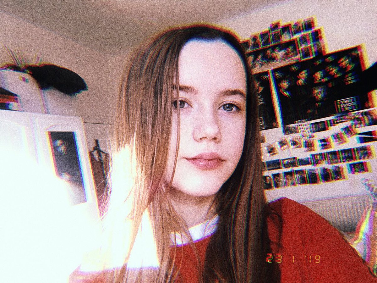 #SelfieForSelfLove #SelfieforSeb 
im sick and have no makeup on but i love seb a lot hi