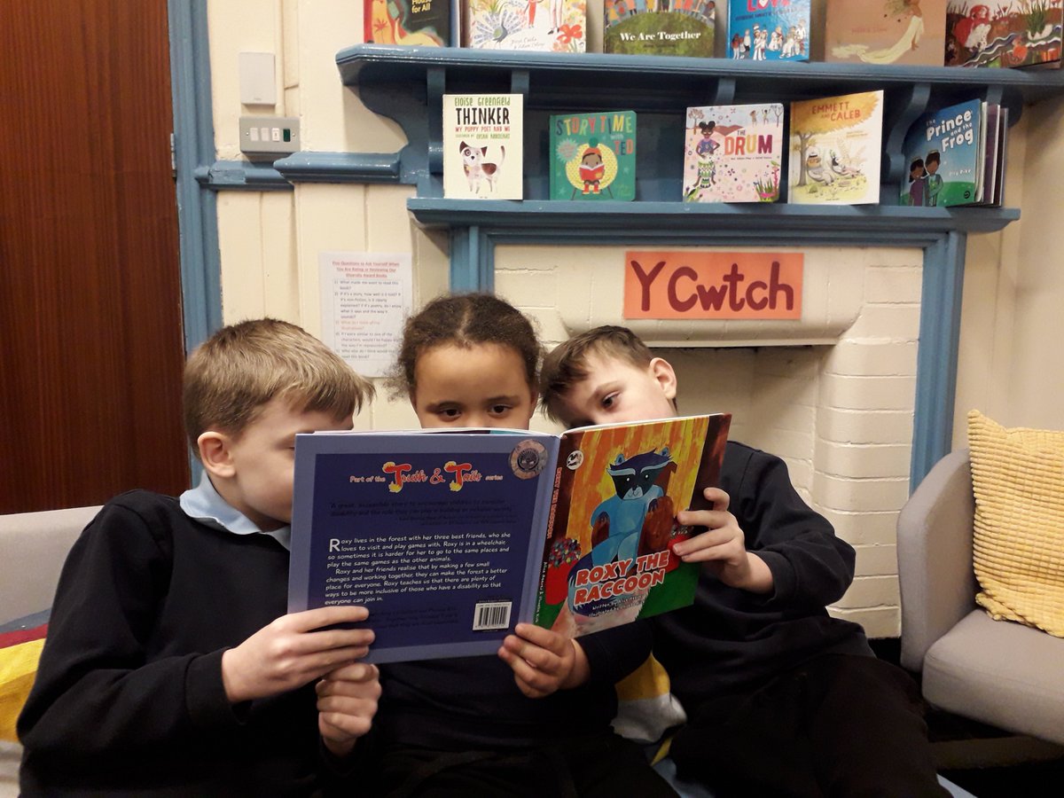 #RoxytheRaccoon by @Alice_Reeves and @phoebekirk was a lovely story to read in assembly today, about inclusion and the need for #disabledaccess as when Brad builds a ramp so Roxy can see his home. Children understand what's fair. @JKPBooks @martynsibley @Tanni_GT @Access_Day ♿️📚