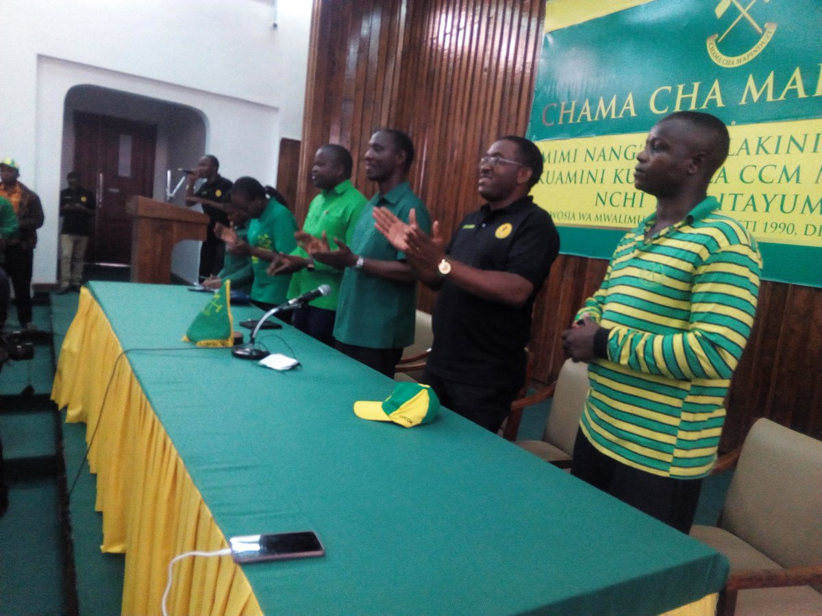 uvccmdommkoa's tweet photo. KM CCM Taifa Dr Bashiru Ally Kakurwa azungumza na Seneti vyuo vikuu na kuwaasa kuiishi falsafa ya CCM ktk kuziishi fikra sahihi za @ccm_tanzania kuzieneza na kuzitekeleza kwa vitendo kwakuwa ni jukumu la lazima kwa kila mwana CCM popote alipo popote aendapo ndani na nje ya mipaka https://t.co/6sM4HNcGC0